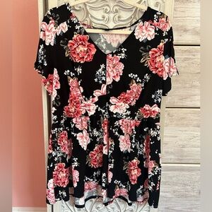 Torrid black and pink dark floral babydoll stretchy short sleeve top size 1